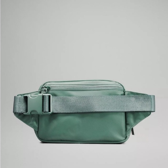 NWT Large Lululemon Everywhere Belt Bag - Picture 6 of 8